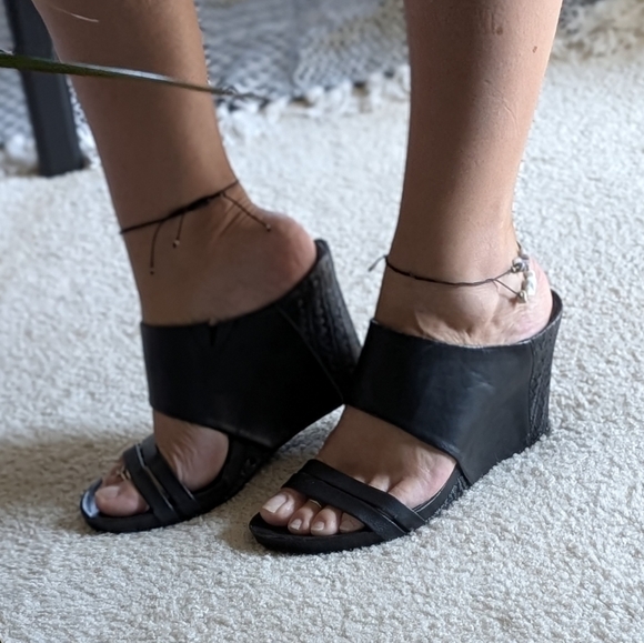 Unlisted by Kenneth Cole Elegant Black Wedges - Picture 1 of 15
